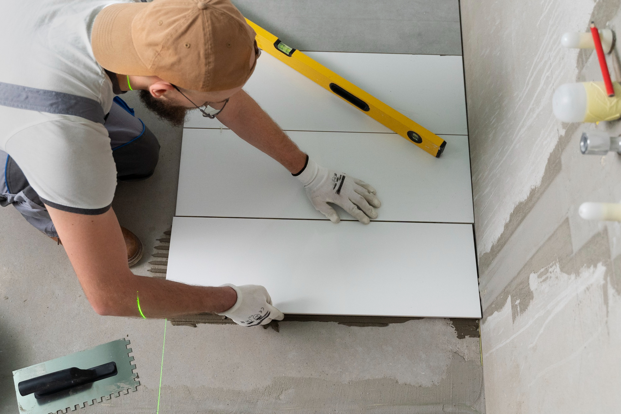 Aplicación de adhesivos en pisos porcelánicos